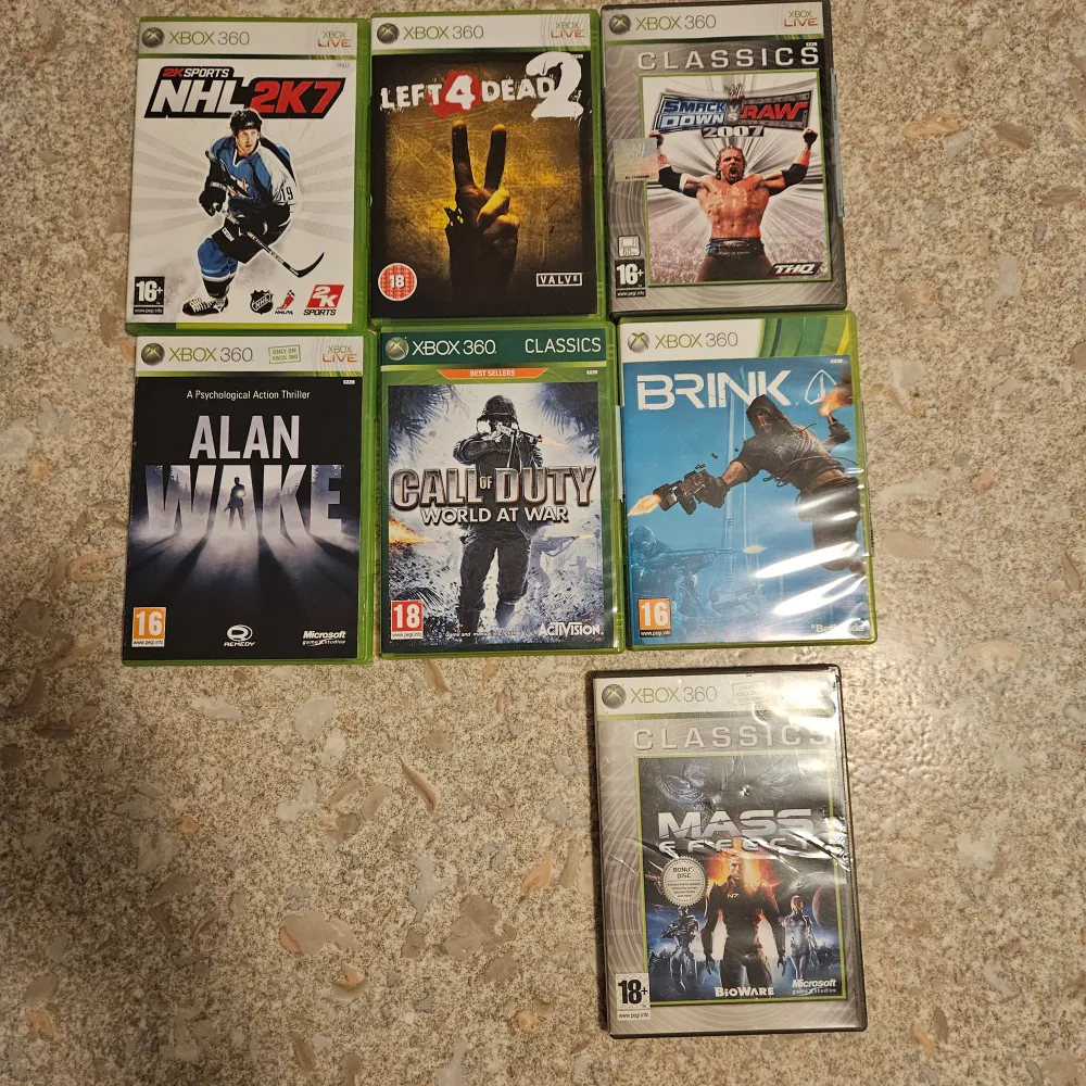 Säljer en Xbox 360 med en handkontroll, strömkabel och flera spel. Inkluderar Kinect-sensor och spel som 'Star Wars Kinect', 'Kinect Adventures', 'Mass Effect', 'Alan Wake', 'Call of Duty: World at War', 'Brink', 'NHL 2K7', 'Left 4 Dead 2' och 'WWE SmackDown vs. Raw 2008'. Perfekt för spelkvällar med vänner! Kan skickas . Böcker.