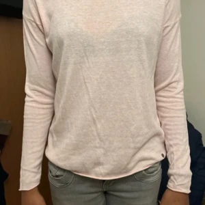 Ljusrosa långärmad tröja från H&M - Säljer en ljusrosa långärmad tröja från H&M:s L.O.G.G.-kollektion. Tröjan är i ett mjukt och bekvämt material, perfekt för både vardag och mysiga stunder. Den har en enkel design med en synlig söm på baksidan. Passar perfekt till jeans eller kjol!