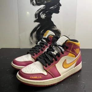 Air Jordan 1 Mid Dia de los Muertos.   - Air Jordan 1 Mid Dia de los Muertos.  Använda ett par gånger I bra skick 8/10  Storlek 43 