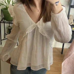 gina blus - Säljer denna fina blus, det är inga defekter eller så och har bara använts fåtal gånger💕 