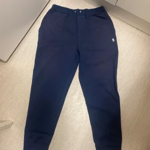 Ralph Lauren mjukisar - Säljer dessa heta mjukisar för att jag inte längre passar i dom. Dom funkar bra för vintern och går ihop med väldigt mycket. Använd i gott skick därför säljs dom billigt.