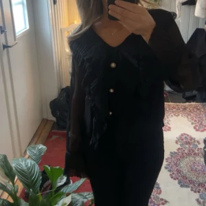svart blus - Säljer denna svarta blusen som funkar både till fest och vardag💋