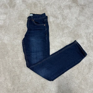 Levis 512 - Tja, säljer ett par feta levis 512 i mörkblå, nästan helt oanvända med inga defekter alls. Passar nog dig som är runt 170 lång! Tveka ej vid frågor!