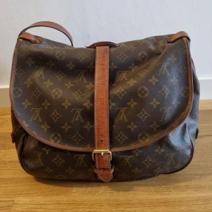 Louis Vuitton monogram canvas Saumur 35  - Äkta vintage  Saumur 35 Louis Vuitton.  Datecode AR8912 ( Frankrike 1989) Mått ca: Bredd 35 cm Höjd 20 cm