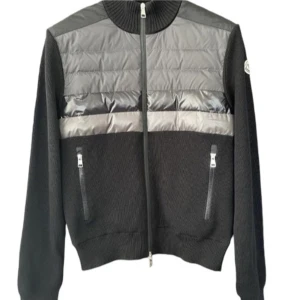 Moncler tricot cardigan - Säljer du denna väldigt snygga moncler tricot cardigan i Storlek M. Hör gärna av er för mer information!