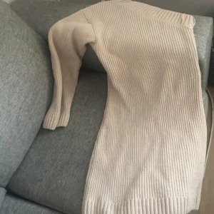 Beige ribbad klänning från Gina Tricot - Säljer en superfin beige ribbad klänning från Gina Tricot. Den är långärmad och gjord av återvunnen polyester, vilket gör den både snygg och miljövänlig. Perfekt för höst och vår när du vill vara både bekväm och stilren. Passar lika bra till vardags som till fest! 🌟