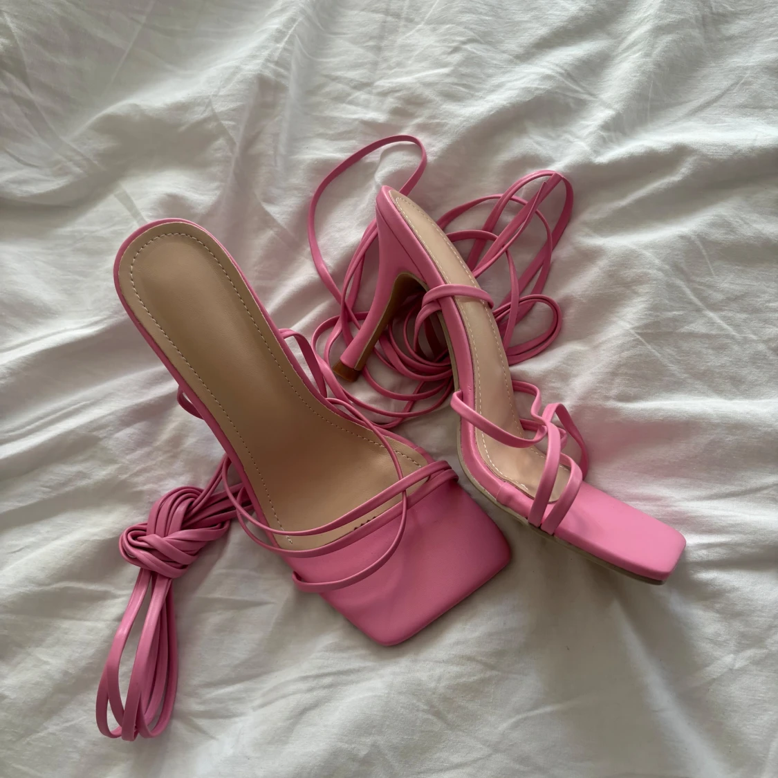 Rosa klackskor med snörning