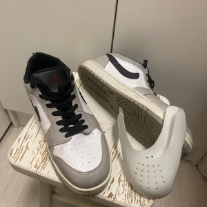 Dunks - Säljer dessa heta dunks för dom inte passar mig längre. Dom är använda i gott skick därför säljs dom billigt. 