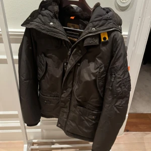 Parajumper jacka - Säljer en Ricktigt fet parajumper vinter jacka, den är i väldigt bra skick men har några små täcken på användning, skriv vid intresse samt frågor👑 pris kan diskuteras 