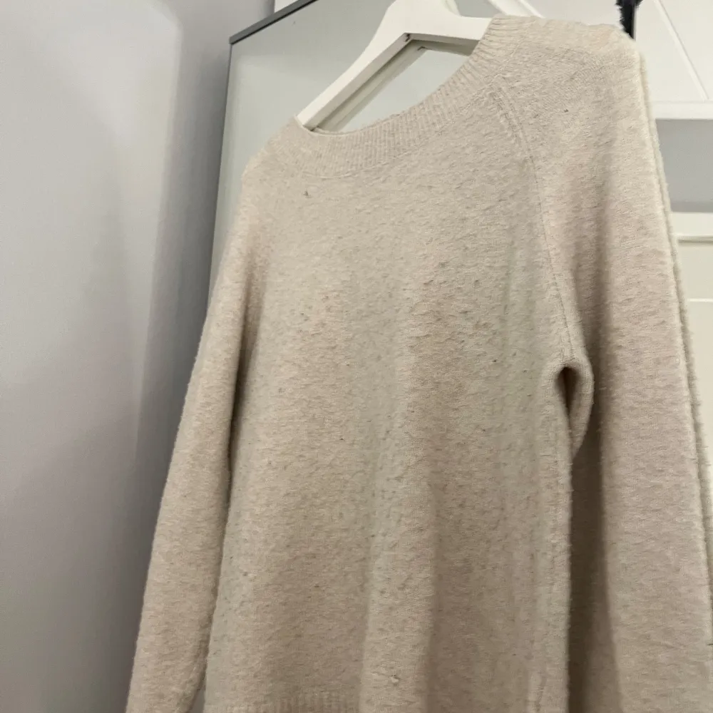 Mysig beige stickad tröja från Vero Moda. Perfekt för kyliga dagar med sin varma och bekväma passform. Långärmad och enkel design som passar till allt. Ett måste i garderoben för höst och vinter!💞. Tröjor & Koftor.