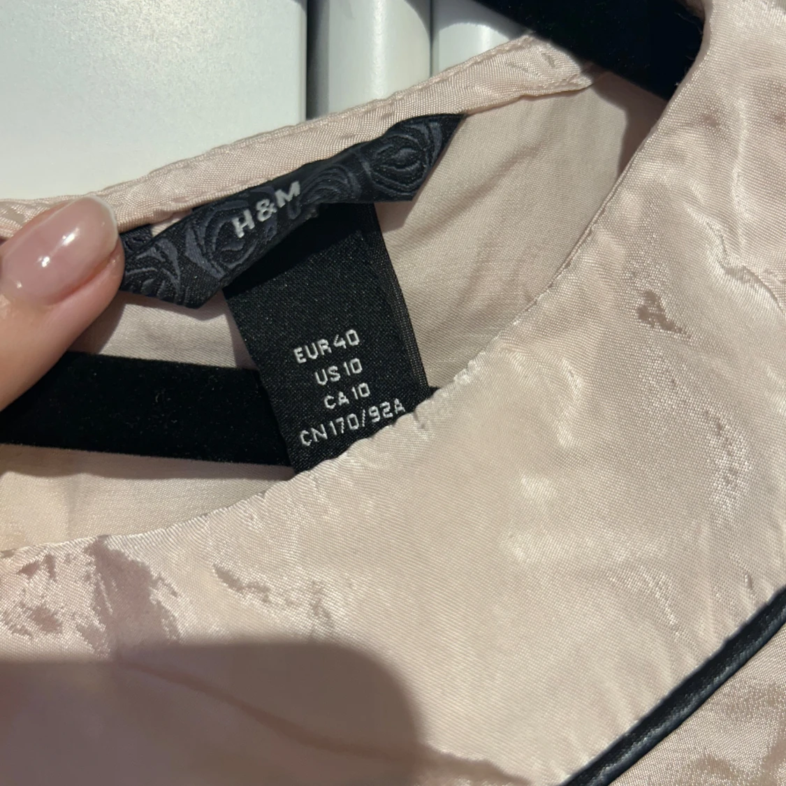 Ljusrosa blus med svart kant - 93