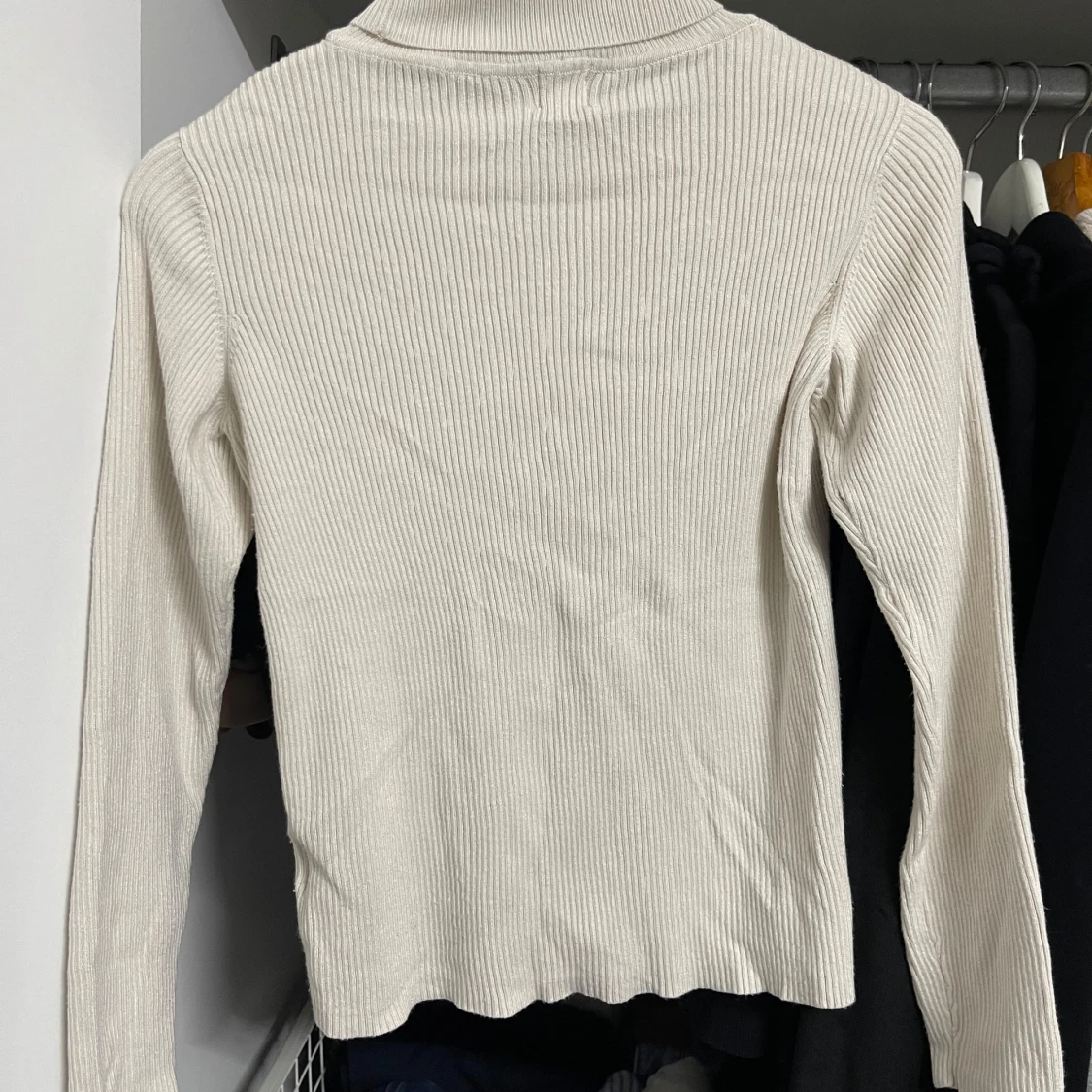 Beige ribbad polotröja - 92