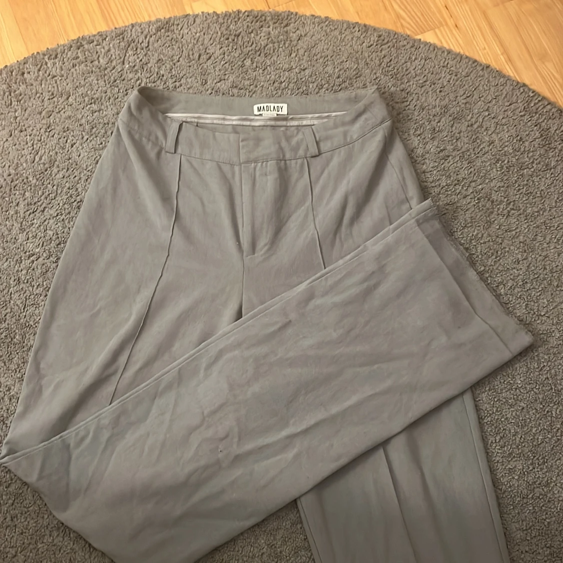 Grå kostymbyxor  - 90