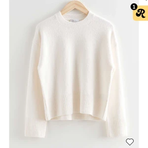 stickad tröja - Fin stickad tröja som inte kommer till användning längre. den är använd men ändå fräsch💗💗skriv för egna bilder