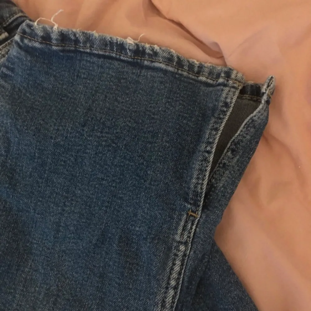 Jätte snygga lågmidjade bootcut jeans från Gina i storlek 158. Tycker dom tyvärr inte passar mig så bra. Fint skick💕. Jeans & Byxor.