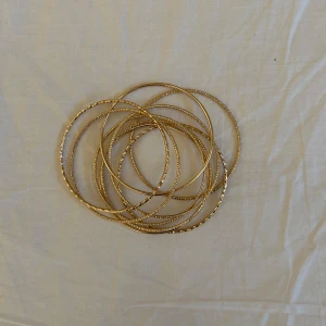 Guldarmband/ bangles i set - Säljer ett set med tunna guldarmband /bangles som är använda fåtal gånger. 