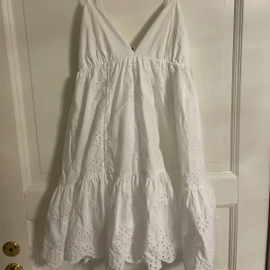 Vit Zara klänning - Säljer min vita Zara klänning eftersom den är lite för kort för mig. Bara använt den fåtals gånger och är i helt nyskick☺️ strl M men passar också strl S ( liten i strl enligt mig) den är lite för kort för mig som är ca 1,70. Hör av dig för flr bilder