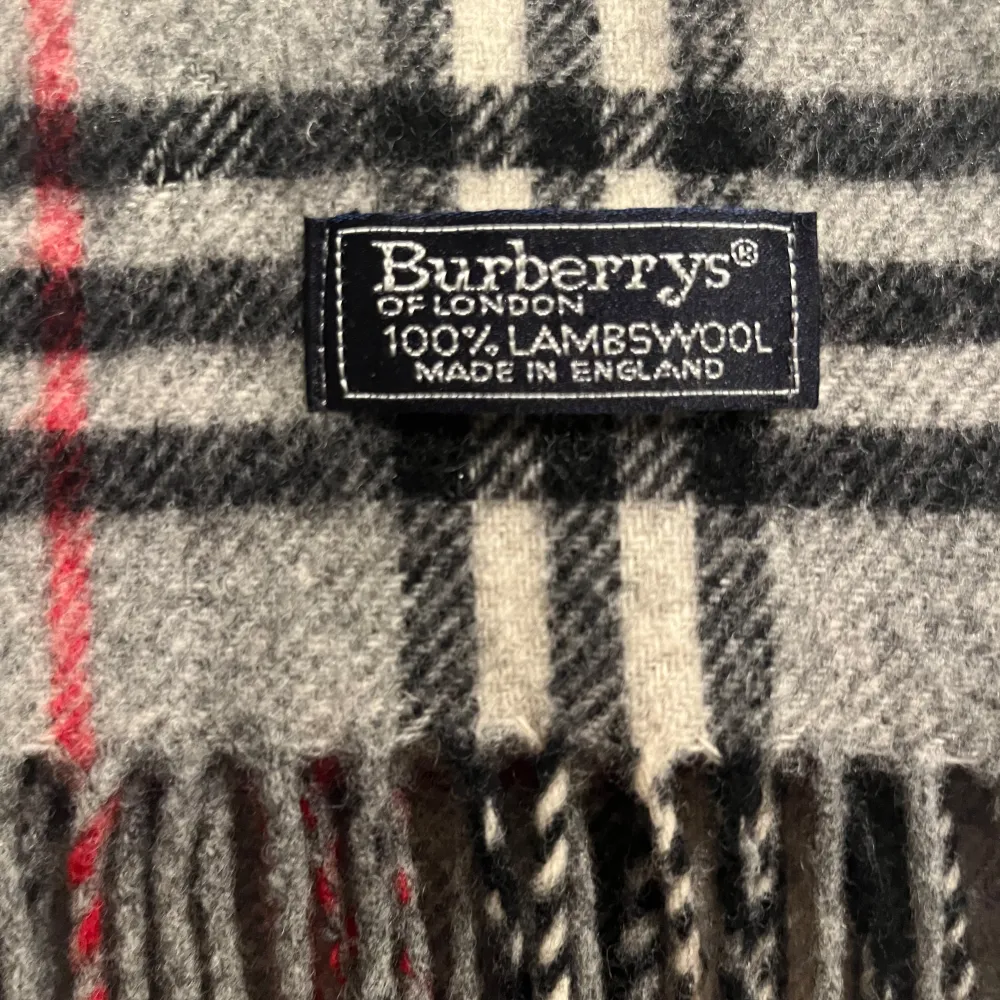 Asnygg burburry halsduk i 100% lambswool || Väldigt varm || Org pris runt 4700kr || Små hål finns (se bilder) || Fråga vid minsta fundering!. Övrigt.