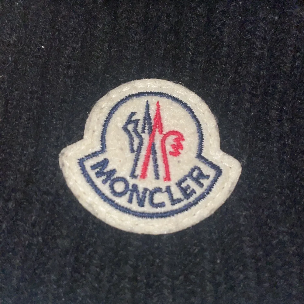 Hej, säljer min moncler mössa. Den är i bra skick och använd endast en vinter. Säljer väldigt billigt då jag vill bli av med en snabbt. Vid fler frågor kontakta mig. Mvh Saimon . Accessoarer.