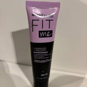 Säljer en Maybelline Fit Me Luminous + Smooth Primer. Den är återfuktande och berikad med vitamin E, perfekt för normal till torr hud. Den har SPF 20 och ger en jämn och strålande bas för smink. Tuben innehåller 30 ml.