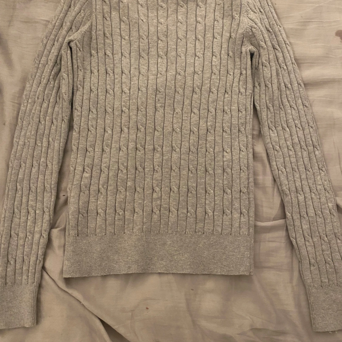 Grå kabelstickad tröja från Gant - 1