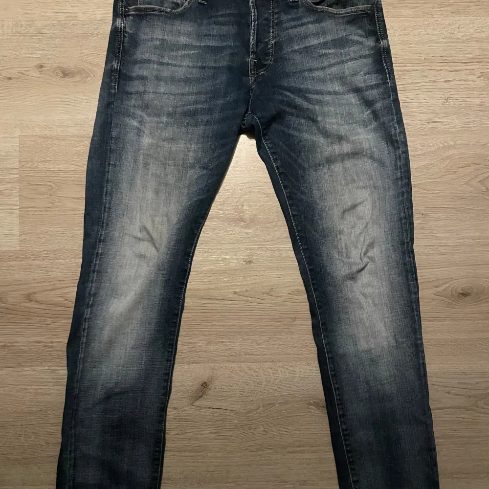 Feta jeans i slim fit. Jeansen är i storlek 32/32. Helt felfria jeans, sitter som dem nuvarande trendiga jeansen.  8/10 condition. Ställ frågor! . Jeans & Byxor.