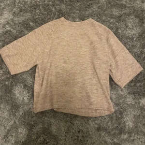 Lager 157 tröja - Säljer min stickade tröja från lager då den var lite för stor. Xs men jag skulle säga att den passar som S.💗 Helt oanvänd och jättefint skick! Köpt för 150kr. Hör gärna av er om ni undrar något.💕