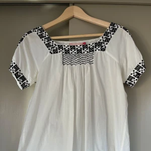 Broderad blus - Söt broderad blus/topp från Indiska.
