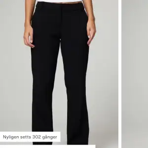 Snygga svarta bootcut kostymbyxor i  storlek 34. De har en lågmidjad passform. Byxorna har en enkel design med diskreta fickor och en dragkedja framtill. Köpta för 499 men säljer för 399. Knappt använda och har inga defekter!💕💕