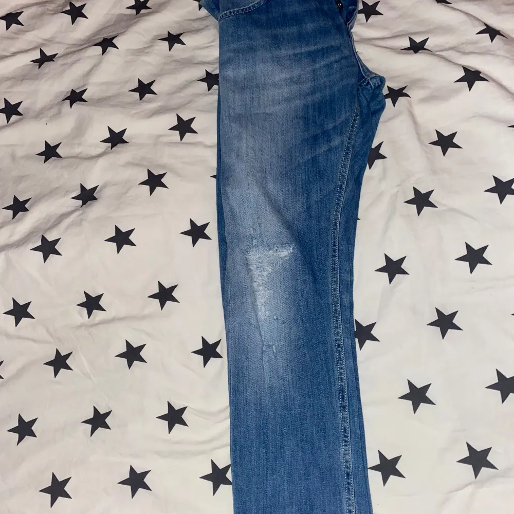 Tja! Säljer nu ett par riktigt fräscha dondup jeans utan defekter. Tvättade 2 gånger och är riiiktigt fräscha. Dessa jeans är för dig som har stil och mode. Nypris ca: 3400kr mitt pris endast 900.. Köpte dessa jeans för ca 2 månader sedan och de var för små. Endast min brorsa som har använt de sparsamt. Billigast på Plick och mycket bra kvalitet. Tveka inte på att höra av er, hög efterfrågan på dessa jeans så var snabba!. (Inga skambud). Jeans & Byxor.