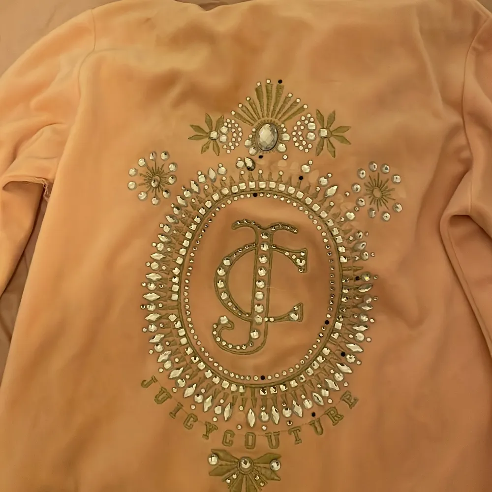 Säljer en ljusrosa juicy couture zip hoodie!! Har haft Max två gånger och fläckarna var där när jag fick den och har inte vågat tvätta på grund av baksidan med diamanter! Den är vintage och säljer billigare än vad jag köpte för! Skriv för mer bilder. Jackor.