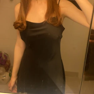 Svart balklänning - Elegant svart långklänning i satin som är perfekt för en bal💕Använd en gång och mycket bra skick! Nypris 800!! Skriv för bättre bilder och pris kan diskuteras!🤗💕