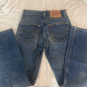 Vintage Levis 501 - Vintage levis 501, säljer pga för små. Skulle säga midjan är mindre i storlek än vad som står. Kan ej skicka bilder på då dessa är för små för mig. W24 L28💙Nypris: 1149, Mitt pris: 450