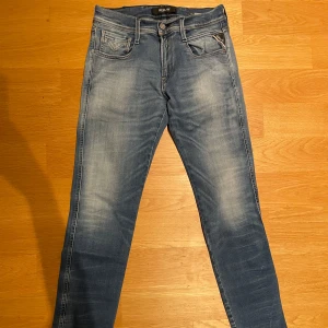 Replay Anbass jeans  - Säljer dessa Replay jeans i modellen anbass. Dem är i sjukt bra skick med några snygga slitningar. Det är storlek W28/L32.