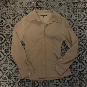 En stilfull höstjacka eller kappa från Vero Moda i storlek 36 motsvarar ungefär M  Yttertyget har mocka känsla medan insidan är mjuk och len Ställ gärna frågor!  #mocka #suedejacket #autumn #beige