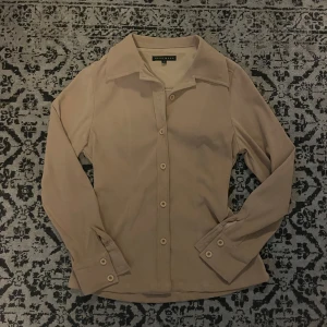 Beige skjorta från Vero Moda - En stilfull höstjacka eller kappa från Vero Moda i storlek 36 motsvarar ungefär M  Yttertyget har mocka känsla medan insidan är mjuk och len Ställ gärna frågor!  #mocka #suedejacket #autumn #beige