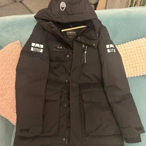 Sail racing vinterjacka, storlek M.  - Jag säljer en sail racing vinterjacka, storlek M. Köpte den för 4000 och säljer den för 2500kr men priset kan diskuteras. Jackan är i bra skick och inga skador, perfekt för vintern! Den har två stora frammfickor, en bröstficka och en inneficka. 