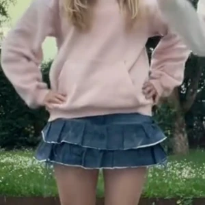 Jeans volangkjol - Säljer en superfin volangkjol i jeansmaterial🩷🩷midjemåttet är cirka 80cm och jag skulle säga att det är storlek M men passar mig ganska bra som har S/XS💖