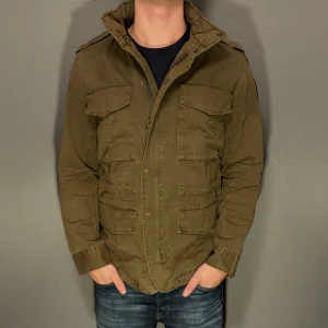 Zadig Voltaire fieldjacket - Hej säljer nu min fina Zadig Voltaire fieldjacka i storlek M. Den är ny med prislapp och kommer vara otroligt snygg i höst/vinter. Nypris cirka 5000kr! Vi kommer att sälja liknande produkter nu närmare vinter så glöm inte följa profilen!🌊🍾