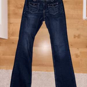 Säljer dessa helt slutsålda low waist jeans från gina! Storlek 170, bra längd på mig som är 171 cm. Se midjemått på bild 3 och innerbenslängd på bild 4. 🤗 De är använda max 3 gånger så som nya. Stretchiga i midjan. Betalning sker via Plick, köparen står för frakt! Ny pris: 360kr