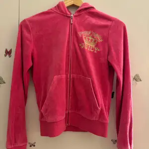 Juicy couture zip up! Lite sliten vid ena fickan men annars bra! Sitter tajt. Passar xs-m