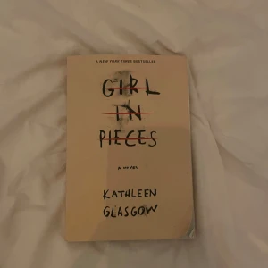 Girl in pieces - Boken girl in pieces på engelska, hittas knappt i butik. 