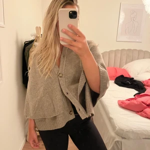 Beige cape/poncho Zara - Säljer en superfin beige cape från Zara. Helt ny med prislapp kvar! 