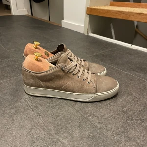 Lanvins - Säljer ett par feta lanvins i bra skick storlek uk 7. Kommer med dust bag.  Tveka inga att fråga vid fler frågor!😄