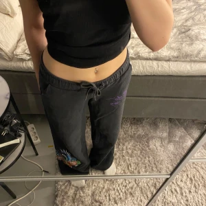 Svarta mjukisbyxor från Ed Hardy - Säljer ett par svarta mjukisbyxor från Ed Hardy med låg midja. 