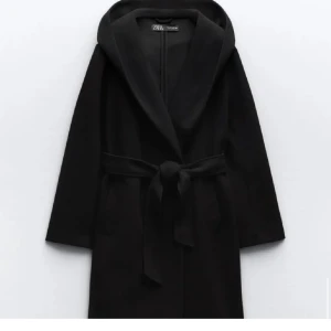 Kappa från Zara - Kappa från Zara med luva som är använd några gånger men fortfarande i jätte bra skick och ser helt ny ut. Storlek M