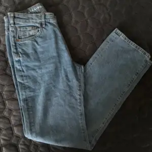 Säljer ett par klassiska blå jeans från BikBok i modellen Low Straight. De är lågmidjade och har en rak passform. Perfekta för en avslappnad stil och passar till det mesta. Jeansen är i bra skick och nästan aldrig använda förutom testat.