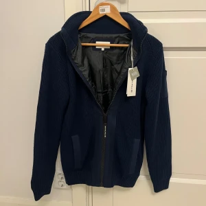 Fodrad cardigan - Sjukt snygg stickad cardigan med fodrad insida från tom tailor. Nypris ca 1400kr. Storlek S men passar också M. Helt splitterny och oanvänd med tags!  Hör gärna av dig vid frågor eller funderingar// Classy Closet