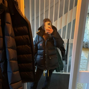 Svart dunjacka från Fjällräven - Tänkte sälja min fjällräven jacka! Dam modell i storlek s och inte den puffiga och tjocka modellen. 