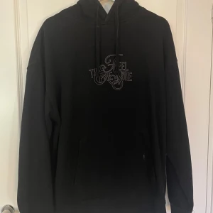 Svart hoodie från Pull&Bear - Svart hoodie från Pull&Bear i storlek L med brodering